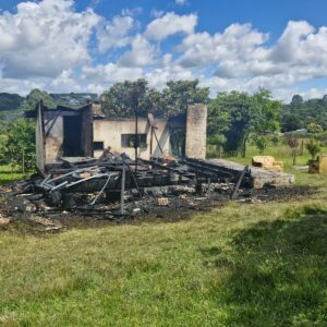 Mulher ateia fogo em lixo e casa é atingida pelas chamas em Lages