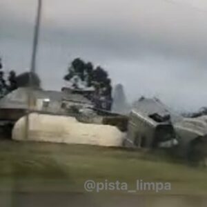 Carreta tomba e bloqueia BR-101, em Porto Belo nesta sexta  | Foto: Pista_limpa