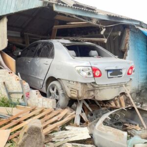 Carro colide com casa, motorista embriagado foge e deixa família ferida em Urubici | Foto: Marionei Fioravante/Rádio Gralha FM