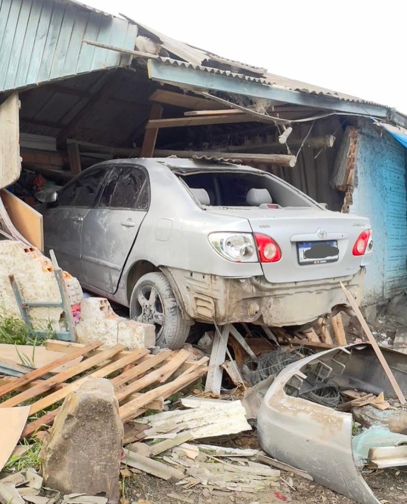 Carro colide com casa, motorista embriagado foge e deixa família ferida em Urubici | Foto: Marionei Fioravante/Rádio Gralha FM