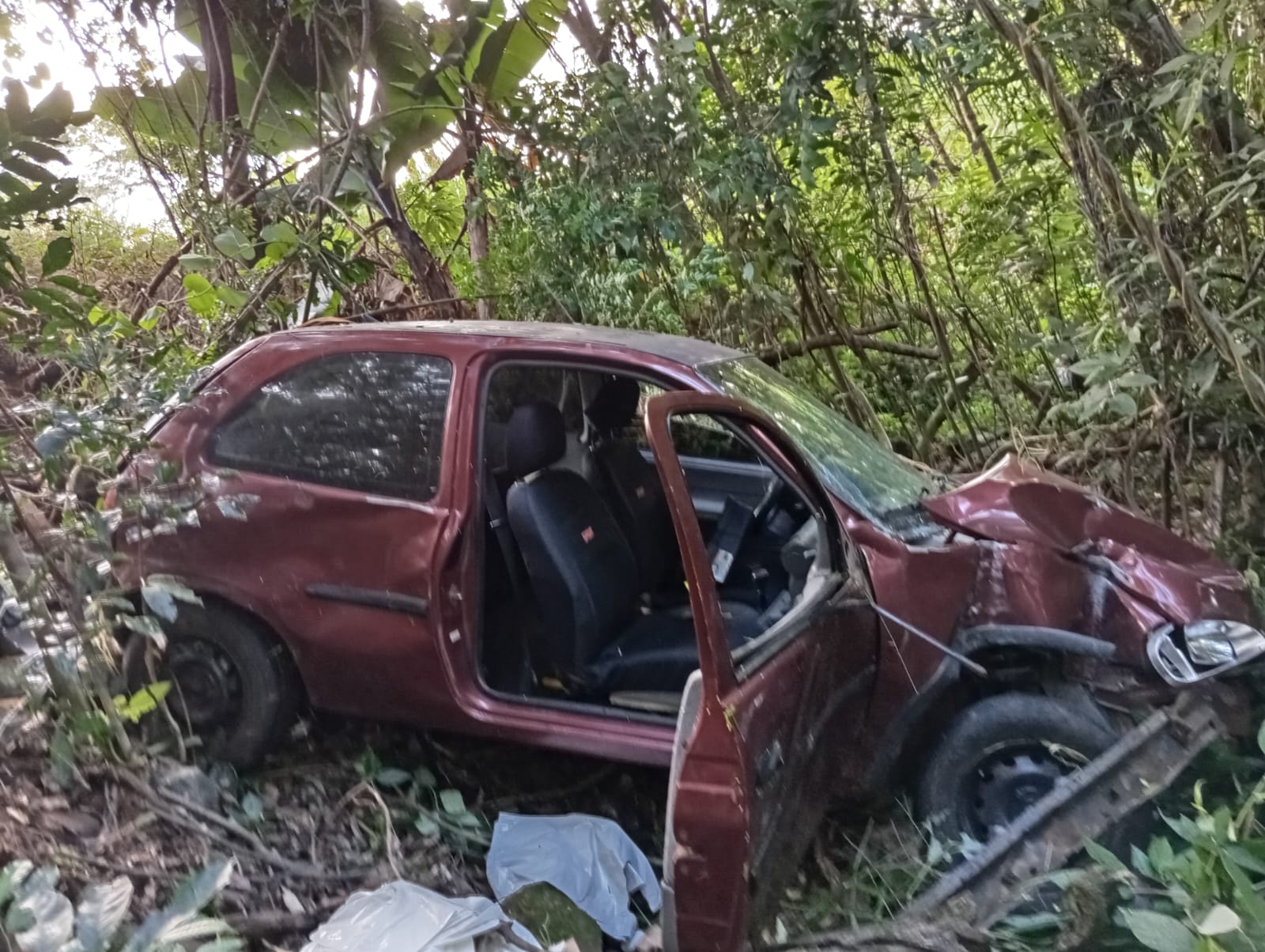 Carro colide contra poste e fios energizados se espalham em Itá