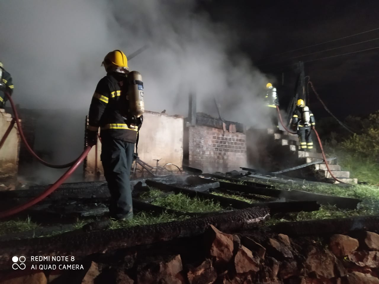 Casa de madeira fica destruída em incêndio no Oeste de SC