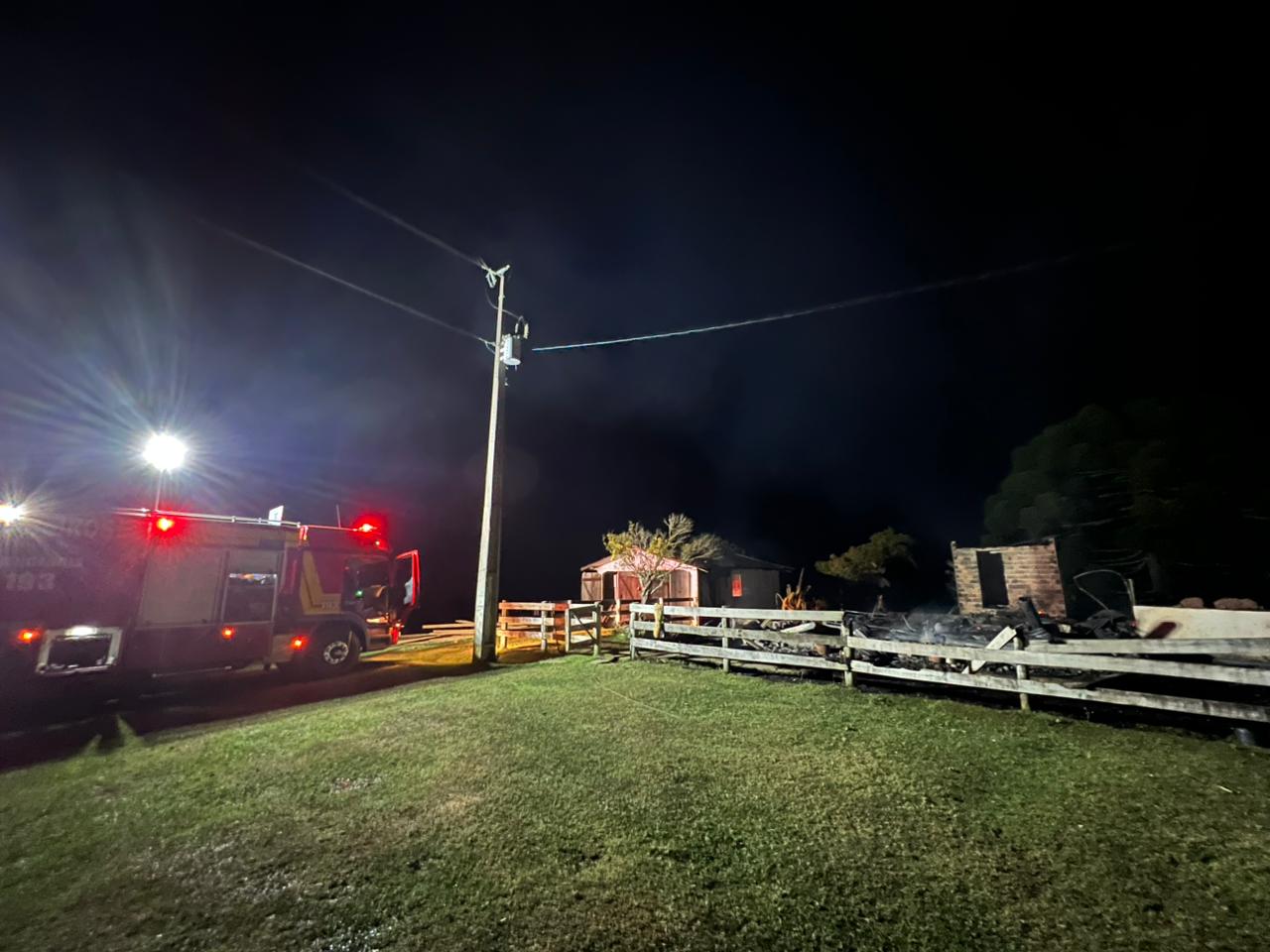 Casa é destruída por incêndio no interior de São Joaquim