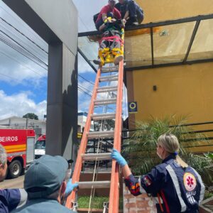 Homem sofre choque elétrico e é resgatado pelos bombeiros em Curitibanos | Foto: 2º BBM