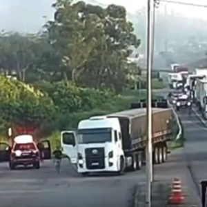 Durante fuga, motorista pula de caminhão em movimento e polícia impede colisão em posto de SC | Foto: PRF/Divulgação 