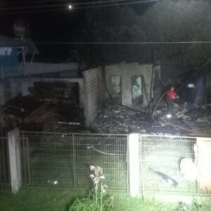 Casa é destruída por incêndio na madrugada em Correia Pinto | Foto: 5º BBM