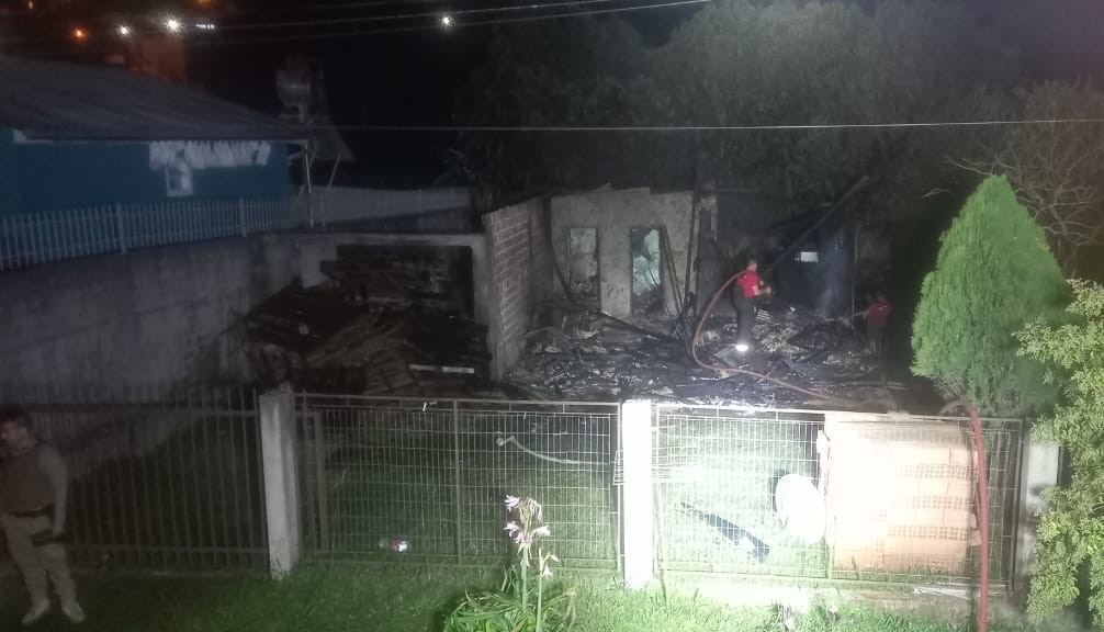 Casa é destruída por incêndio na madrugada em Correia Pinto