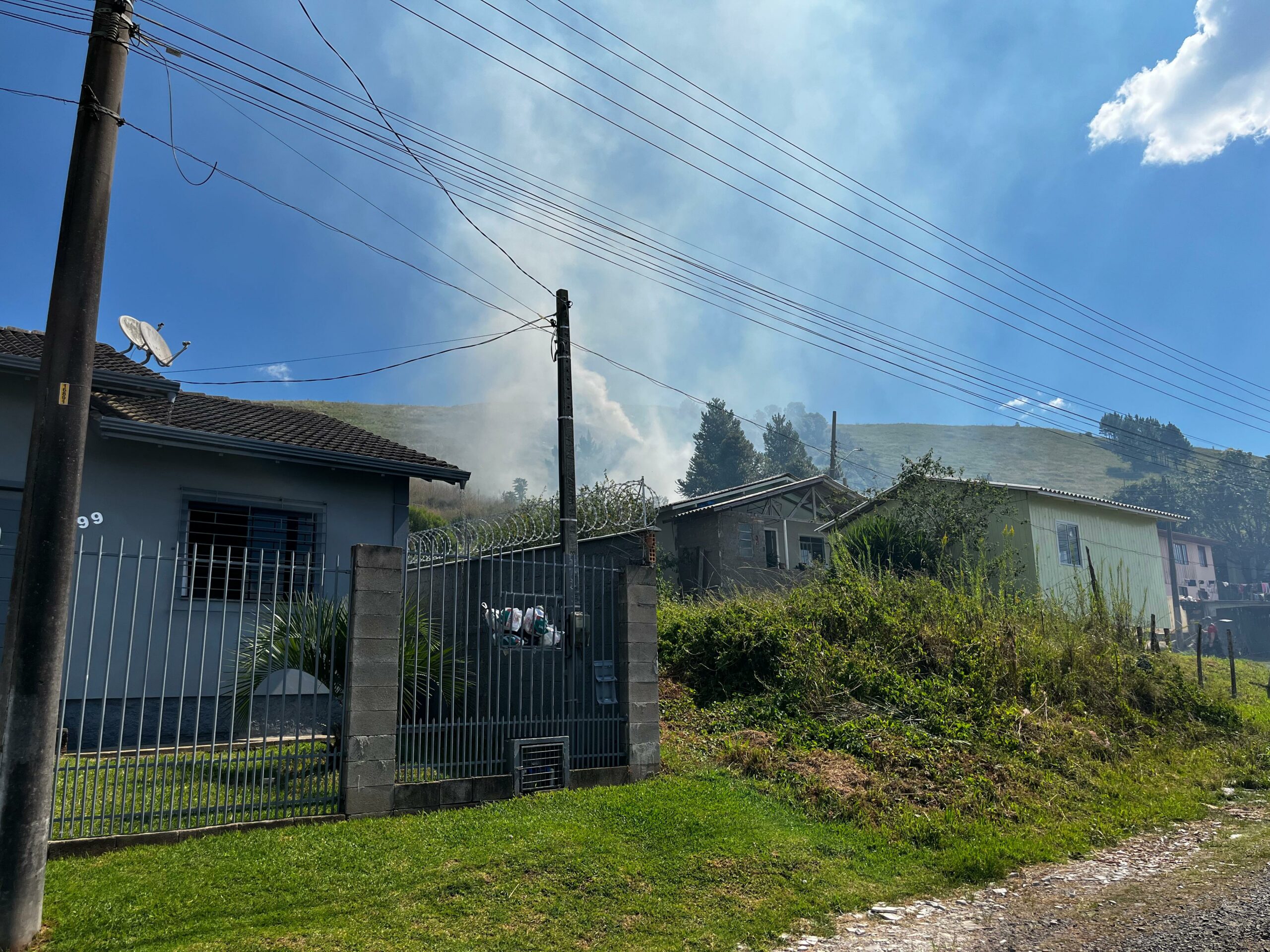 Bombeiros controlam incêndio em vegetação próximo a residências em Lages