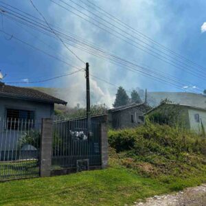 Bombeiros controlam incêndio em vegetação próximo a residências em Lages | Foto: Handerson Souza/Rádio Clube de Lages