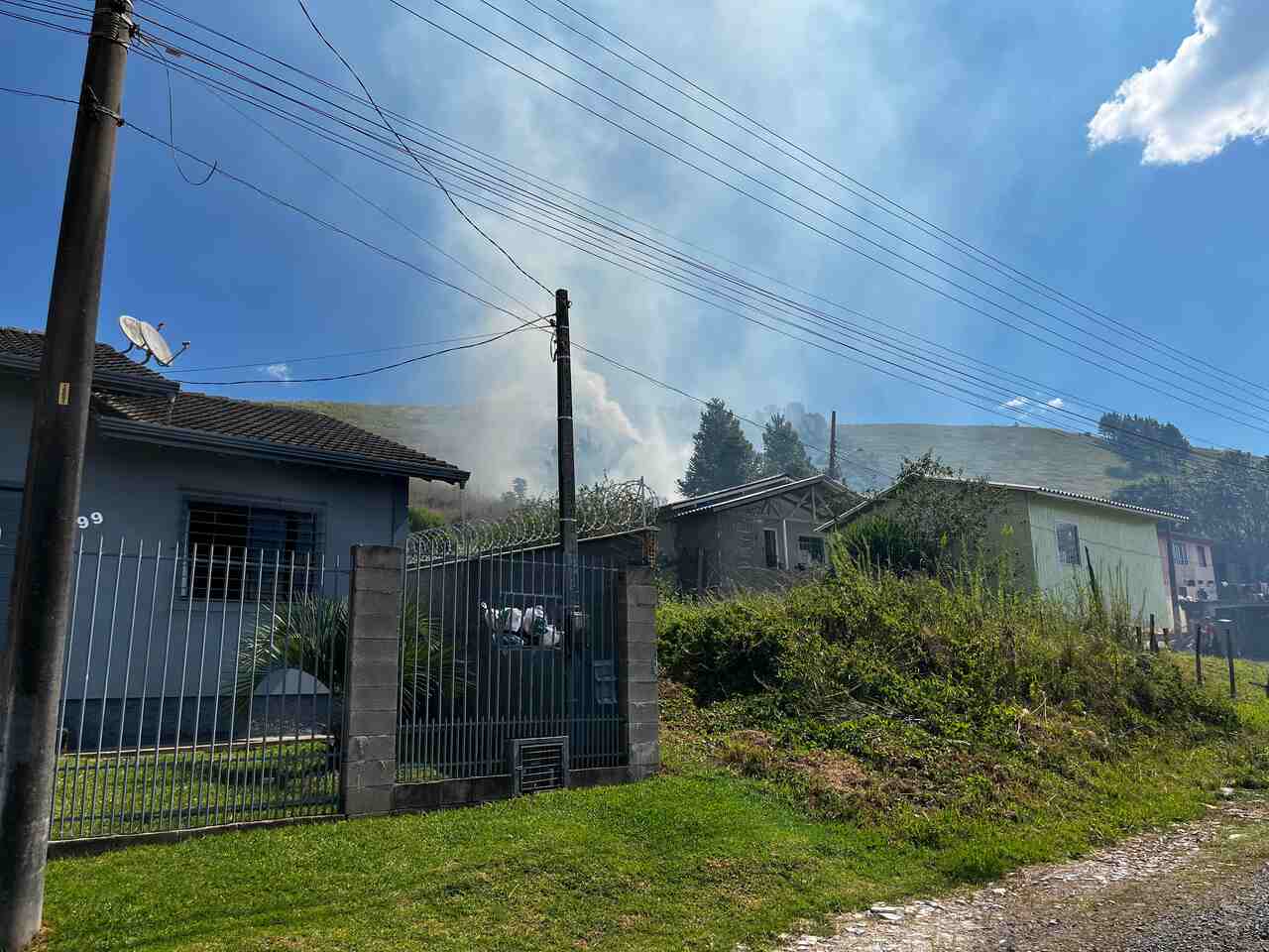 Bombeiros controlam incêndio em vegetação próximo a residências em Lages | Foto: Handerson Souza/Rádio Clube de Lages