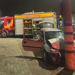 Motorista fica ferido após bater contra poste em Lages | Foto: 5º BBM