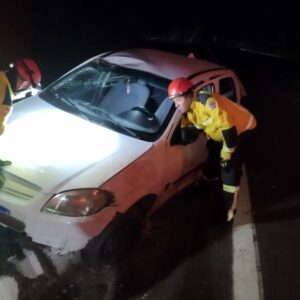 O motorista utilizava cinto de segurança e conseguiu sair do carro por conta própria | Imagem: Corpo de Bombeiros | Reprodução