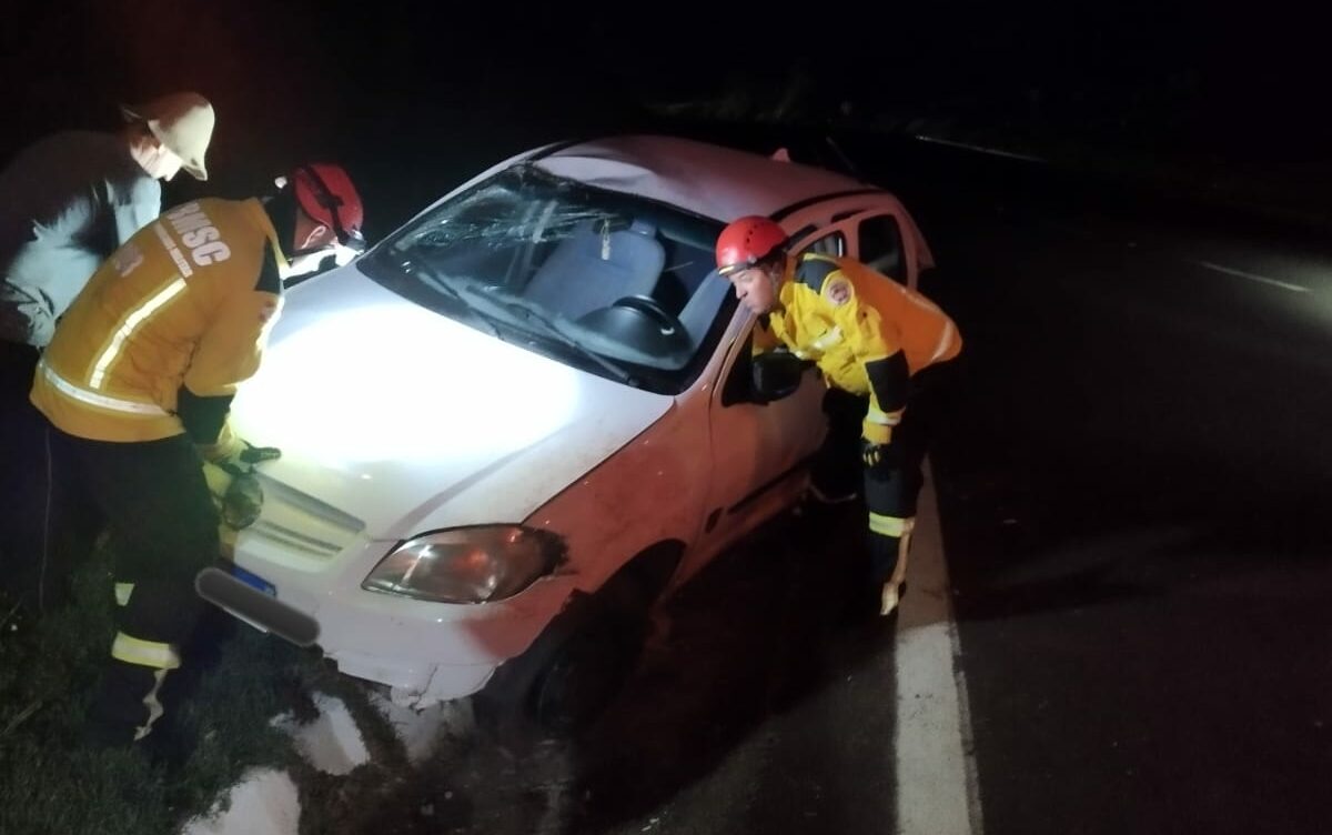 O motorista utilizava cinto de segurança e conseguiu sair do carro por conta própria | Imagem: Corpo de Bombeiros | Reprodução