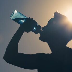 Onda de calor saiba quanta água beber para evitar desidratação. - Foto: Canva/Reprodução