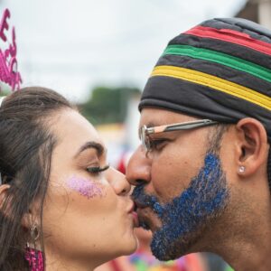 Carnaval tá chegando! Veja como evitar doenças transmissíveis pelo beijo. - Foto: Canva/Reprodução