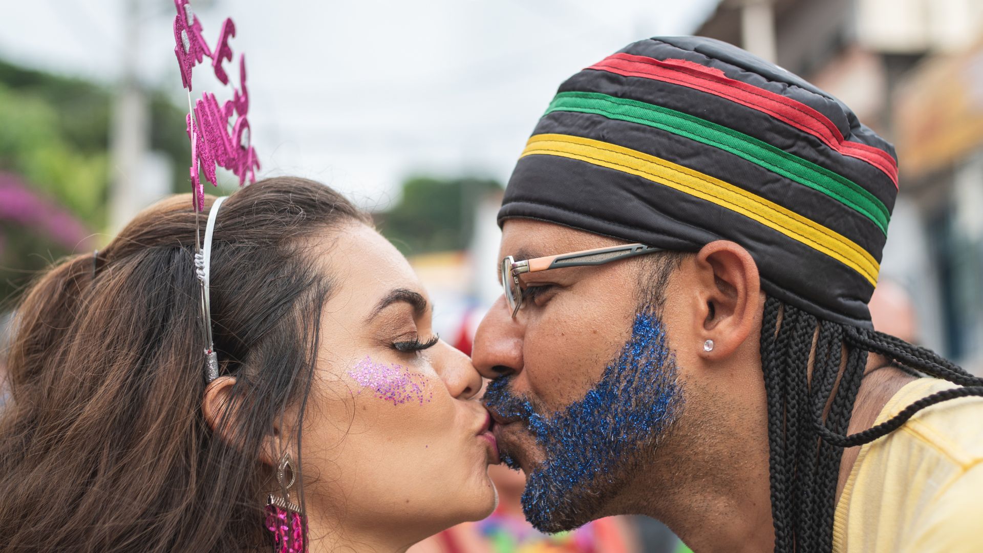 Carnaval tá chegando! Veja como evitar doenças transmissíveis pelo beijo. – Foto: Canva/Reprodução
