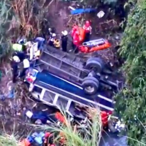 VÍDEO: ônibus despenca em barranco e mata mais de 50 pessoas | Foto: Metrópoles