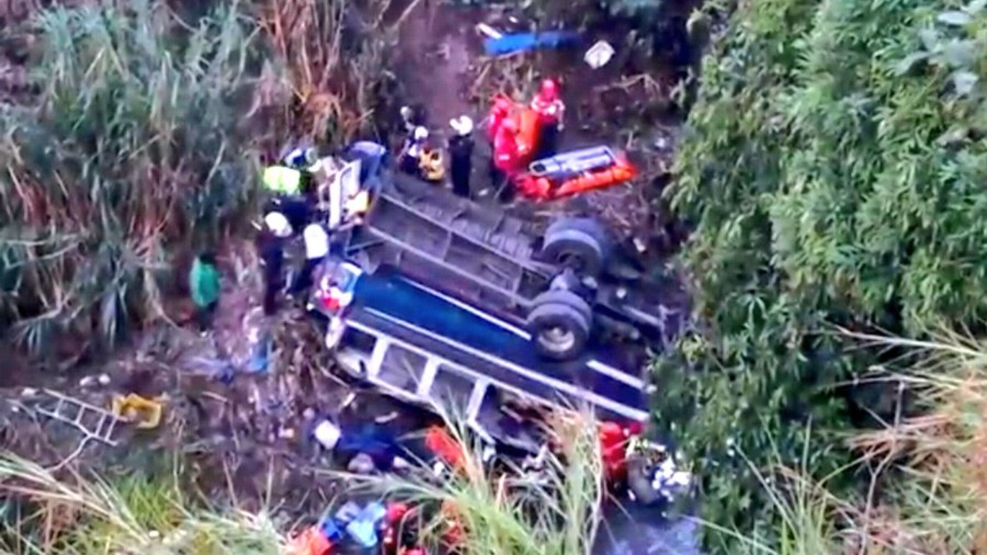 VÍDEO: ônibus despenca em barranco e mata mais de 50 pessoas