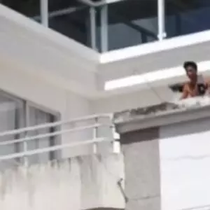 Homem entra em prédio, destrói portas e invade apartamento em Florianópolis | Foto: Cedida ao Portal SCC10