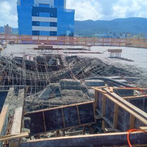 Queda de laje em obra deixa trabalhadores feridos na Grande Florianópolis. - Foto: CBMSC/Reprodução