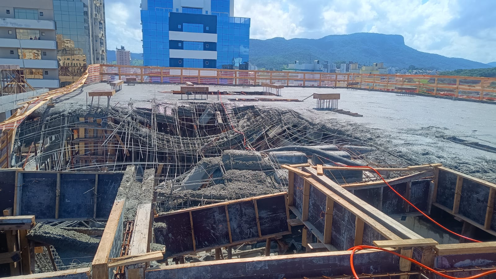 Queda de laje em obra deixa trabalhadores feridos na Grande Florianópolis. – Foto: CBMSC/Reprodução