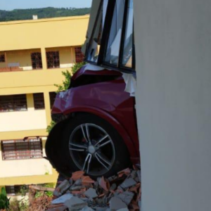 Motorista perde controle e atravessa parede de garagem em SC. - Foto: CBMSC/Reprodução