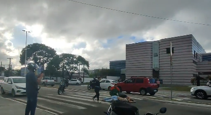 Acidente entre moto e bicicleta deixa uma pessoa ferida em Florianópolis | Foto: Reprodução/X