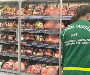 Fiscalização apreende alimentos vencidos em supermercados | Imagem: MPSC/Reprodução