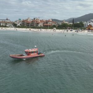 Buscas por adolescente desaparecido no mar de Florianópolis continuam. - Foto: CBMSC/Reprodução