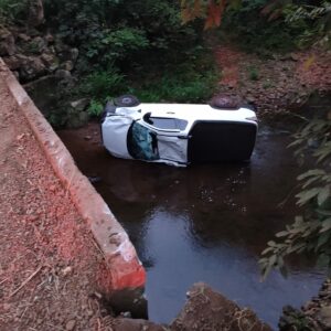 Carro capota e cai em rio no Oeste de SC | Foto: CBMSC/Divulgação