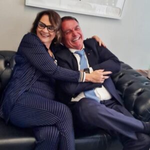 A senadora Damares Alves (Rep-DF), visitou Bolsonaro no gabinete do filho do ex-presidente, Flávio. Foto: Reprodução/Redes Sociais.