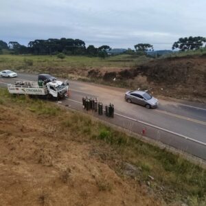 Excesso de velocidade causa saída de pista e colisão de caminhão na SC 114 | Foto: Posto 10 de Polícia Militar Rodoviária - Painel
