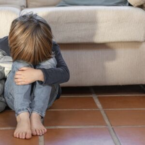 Mãe abandona filha de 4 anos em Santa Cecília | Foto: Freepik