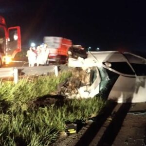 Carro bate em guard rail, capota e mata jovem de 21 anos na BR-101 em SC | Foto: CBMSC