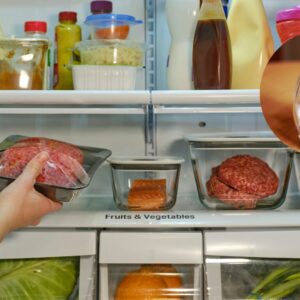 Erro comum ao guardar as compras na geladeira pode colocar sua saúde em risco; veja qual | Foto: Canva.