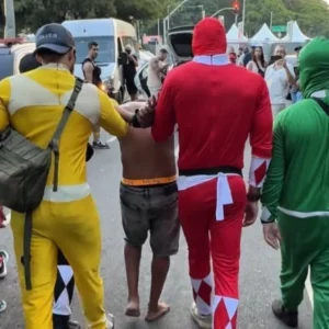'Power Rangers' prendem homem que furtava celulares em bloco de Carnaval | Foto: Reprodução/SBT News