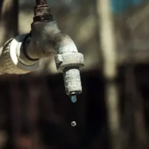 Rompimento de adutora afeta abastecimento em bairros de Itajaí | Foto: Canva.
