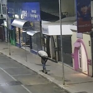 Vídeo câmera flagra homem furtando loja no centro de Lages | Foto: divulação PM