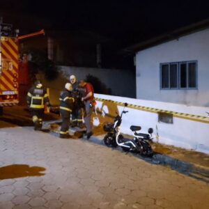 Idoso morre carbonizado após casa pegar fogo em SC | Foto: CBMSC