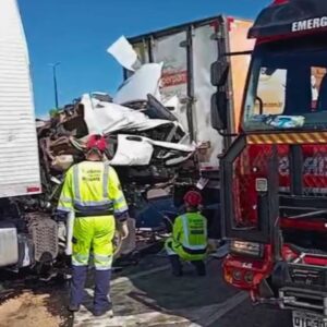 Grave engavetamento entre caminhões deixa um morto na BR-101 em SC. - Foto: Dilnei Pacheco/SCC SBT/Reprodução