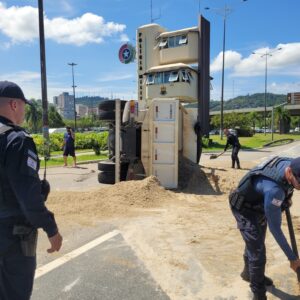 Caminhão tomba na entrada de Florianópolis | Foto: GMF/Divulgação 
