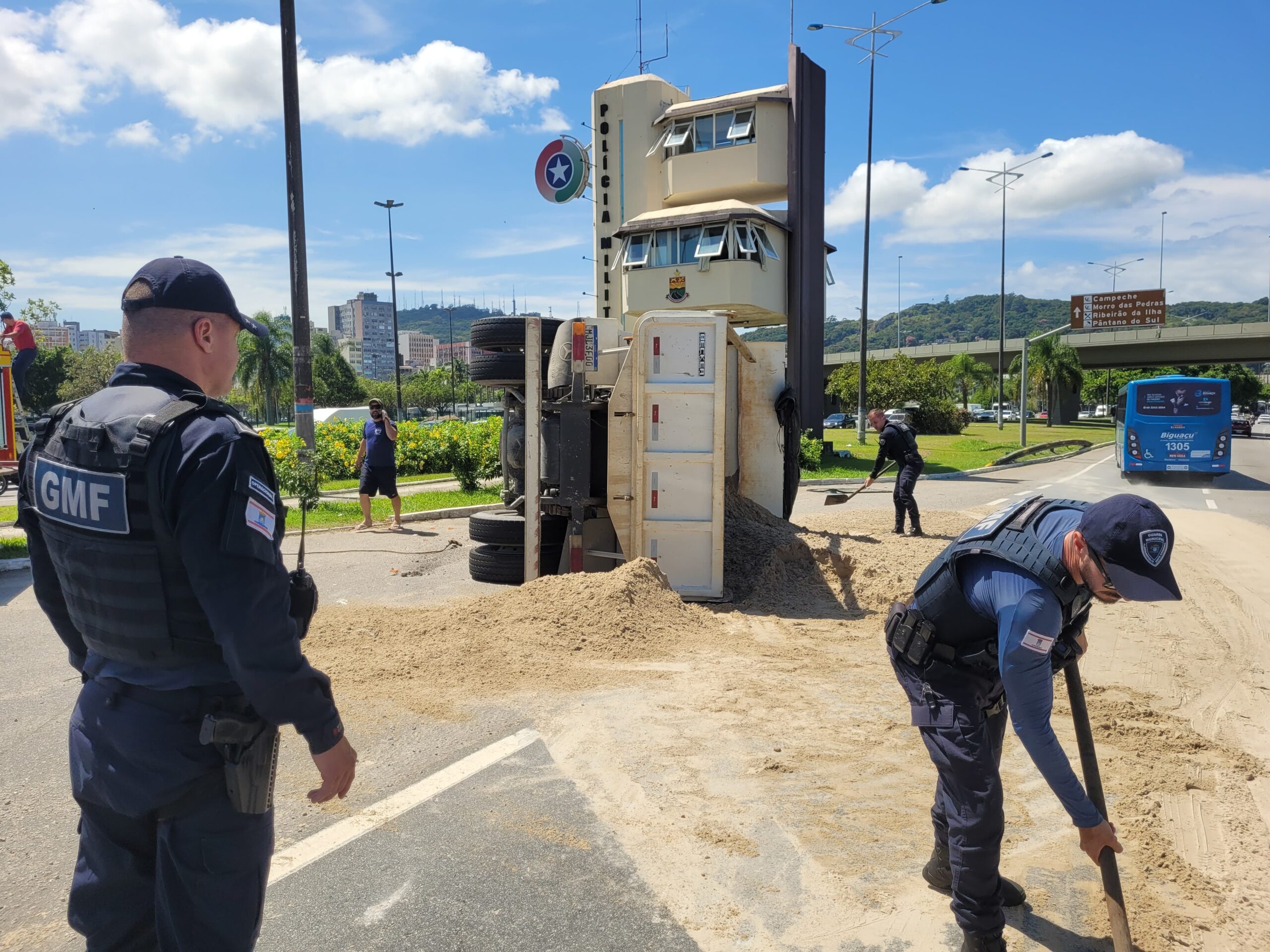 Caminhão tomba na entrada de Florianópolis | Foto: GMF/Divulgação 