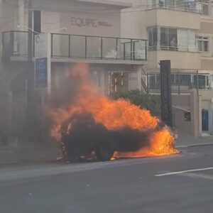 Carro é destruído por incêndio em Florianópolis | Foto: GMF/Divulgação 