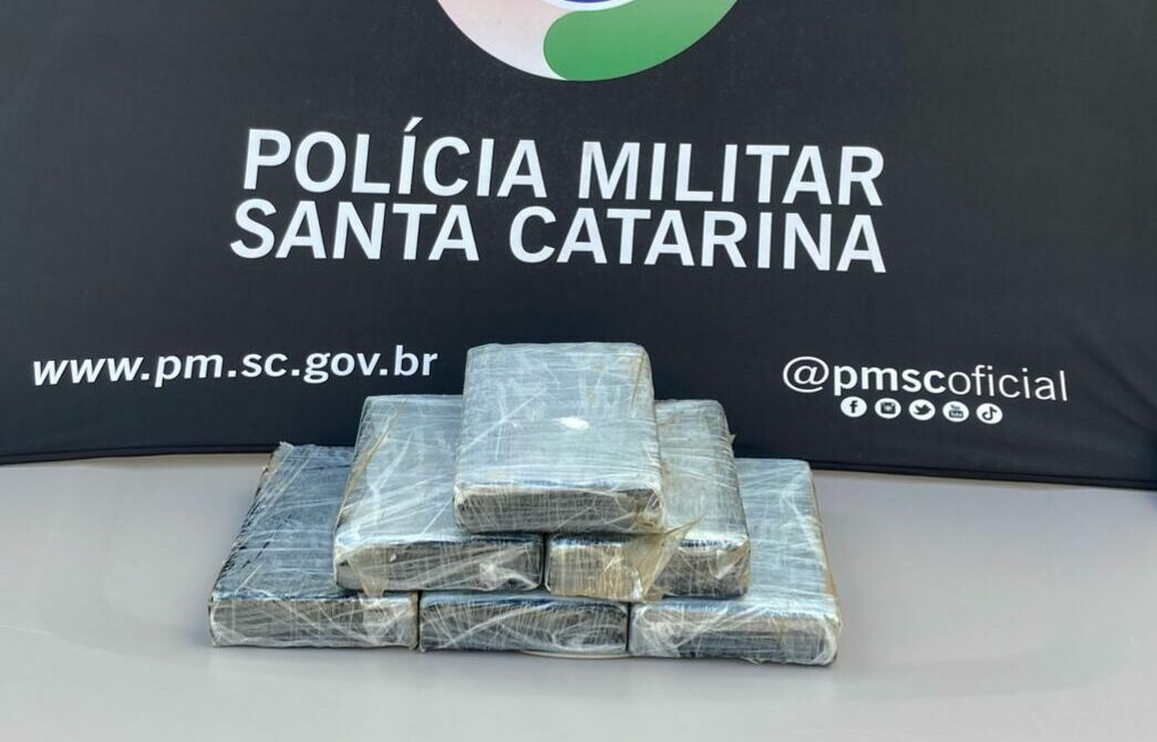 Seis tabletes de cocaína foram apreendidos | Foto: PMRv/SC