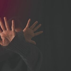 Jovem denuncia ter sido dopada e abusada por dois homens em SC | Foto: Canva/Reprodução