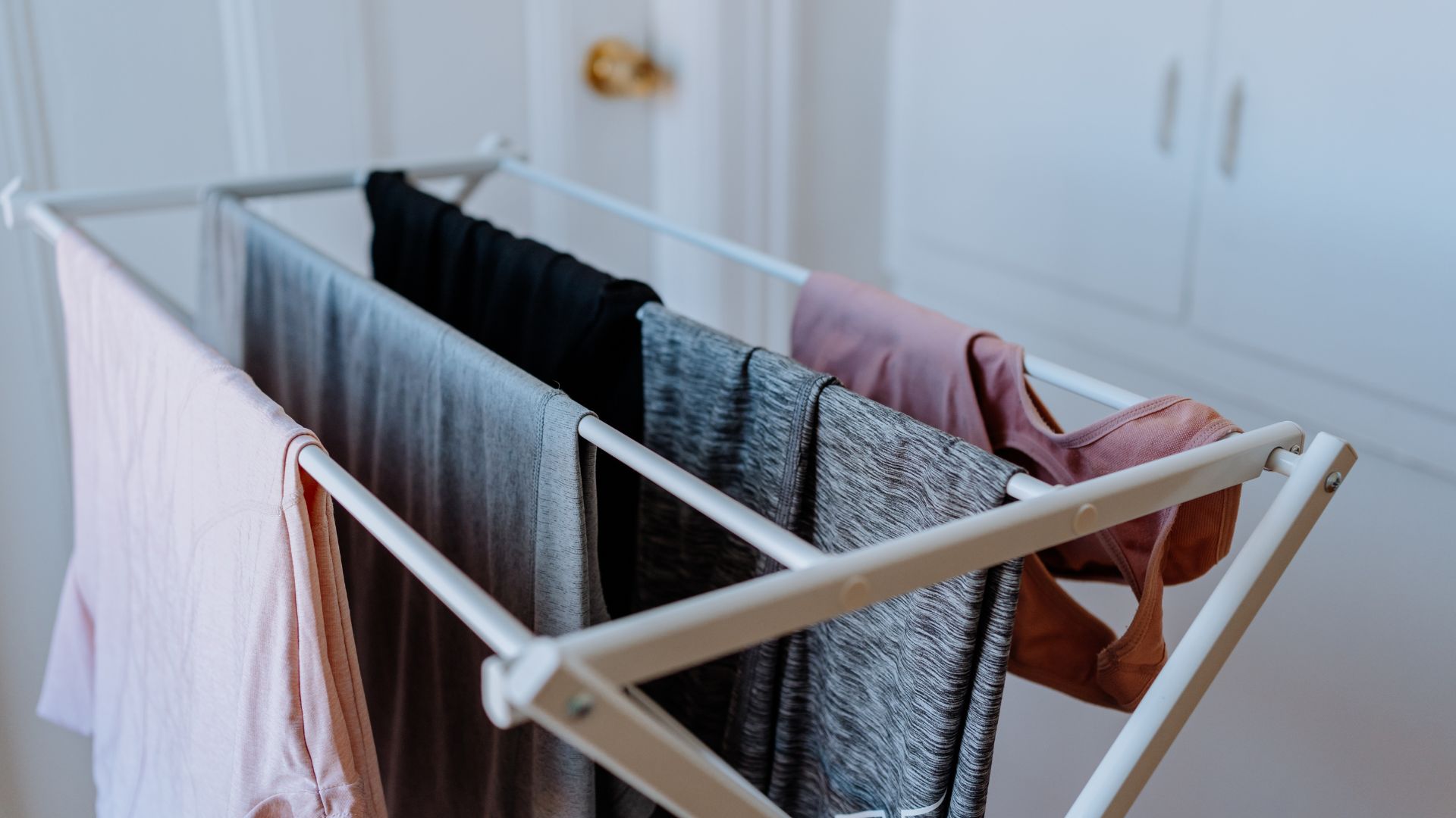 Sem sol ou secadora: veja truque para secar roupas mais rápido. – Foto: Canva/Reprodução