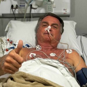 Após duas semanas, Bolsonaro volta a se alimentar por via oral na UTI. - Foto: Redes sociais/Reprodução