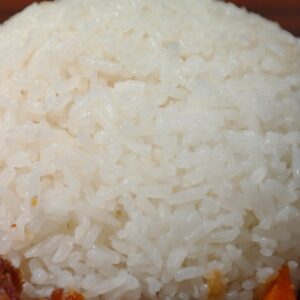Entenda por que você não deve guardar sobras de arroz cozido para o dia seguinte