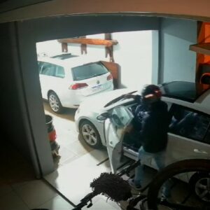 Assaltantes armados rendem casal e roubam carro dentro de casa em SC | Imagem: Redes Sociais/Reprodução