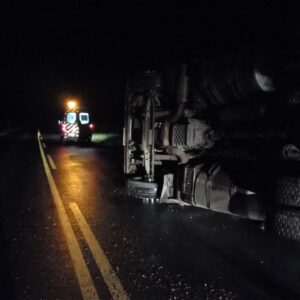 Caminhão tomba na SC-161 | Imagem: Corpo de Bombeiros/Reprodução